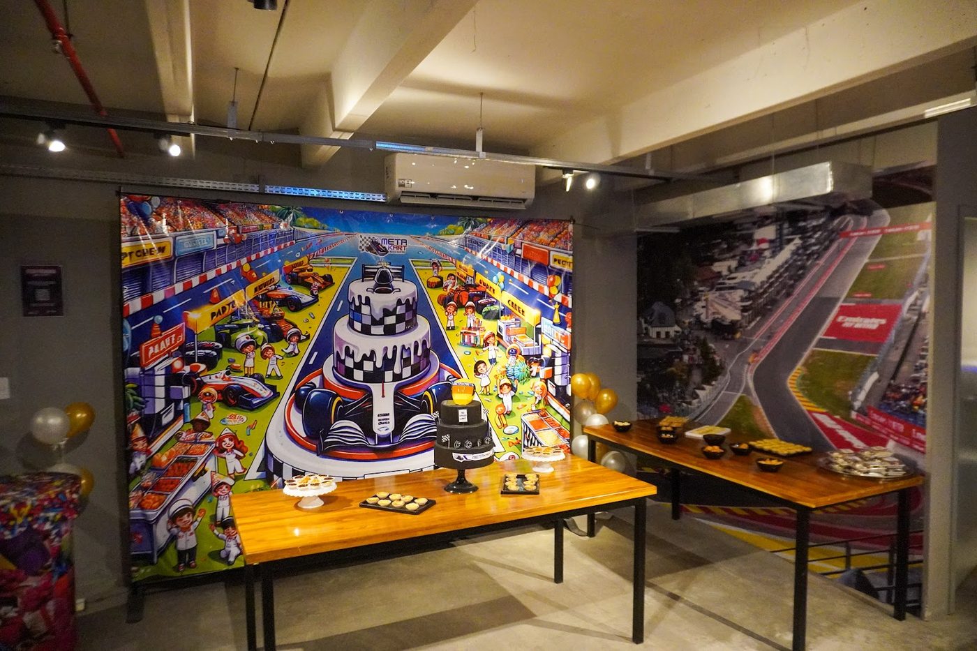 Salão de festa decorado com tema kart no Meta Kart & Bowling