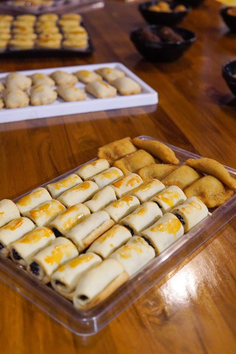 Mesa montada com petiscos para os convidados