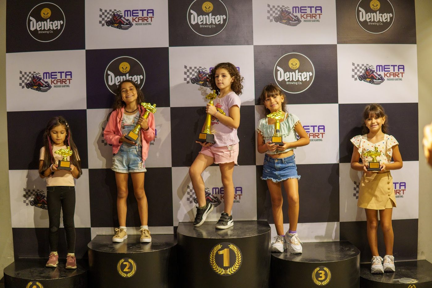 Pódio de premiação após corrida de kart no Meta Kart